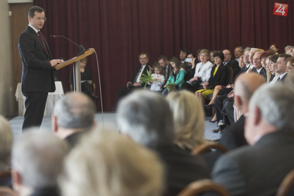 Trnavskí pedagógovia ocenení medailami aj ďakovnými listami