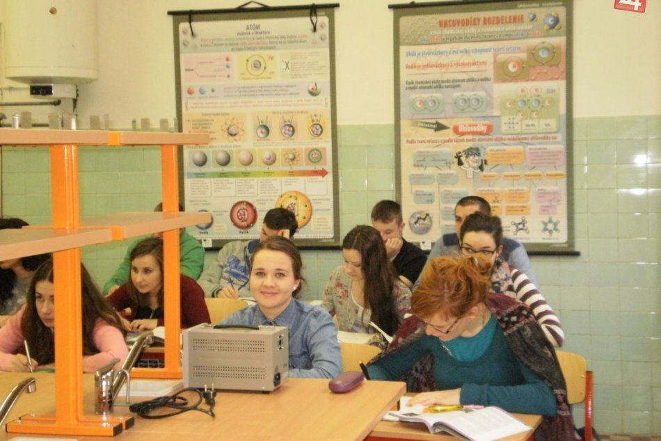 Zlatomoraveckí gympláci vo svojom novom biologicko-chemickom laboratóriu