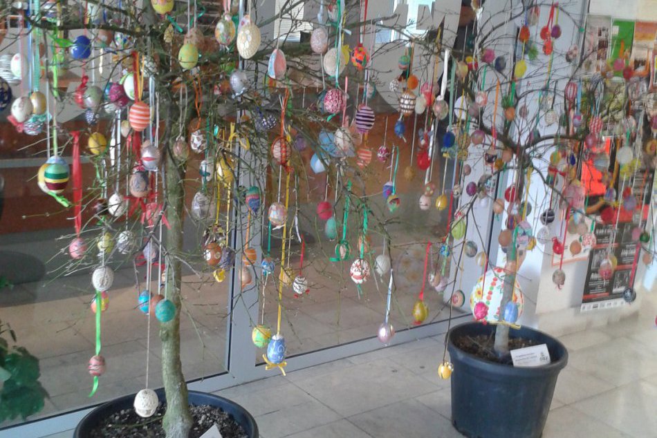 Zvolenčania vyzdobili veľkonočné stromčeky množstvom kraslíc