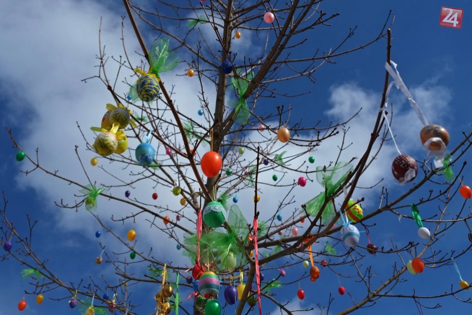 Netradičný strom plný kraslíc vo veľkonočnom mestečku