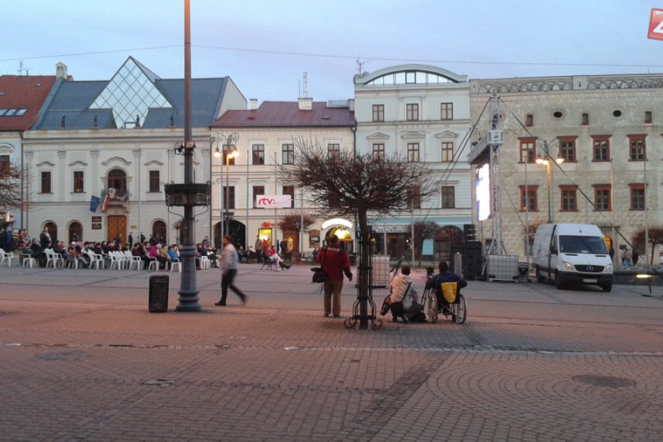 FOTO: Bystričania fandili baranom pred veľkoplošnou obrazovkou