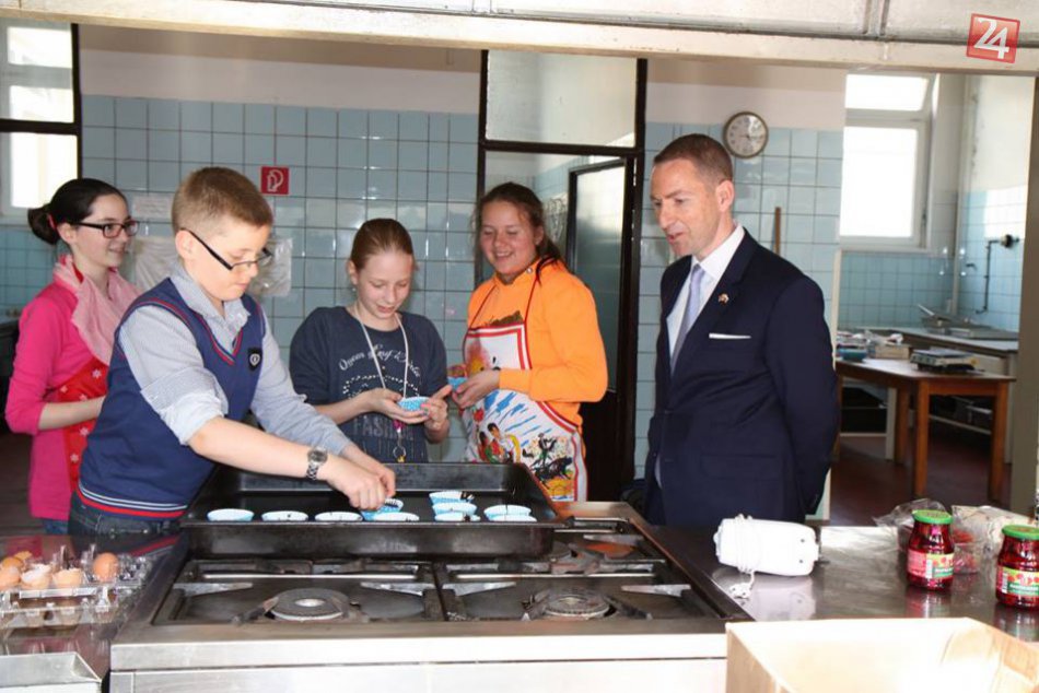 Veľvyslanec navštívil popradských študentov:Takto to rozbalil na futbale