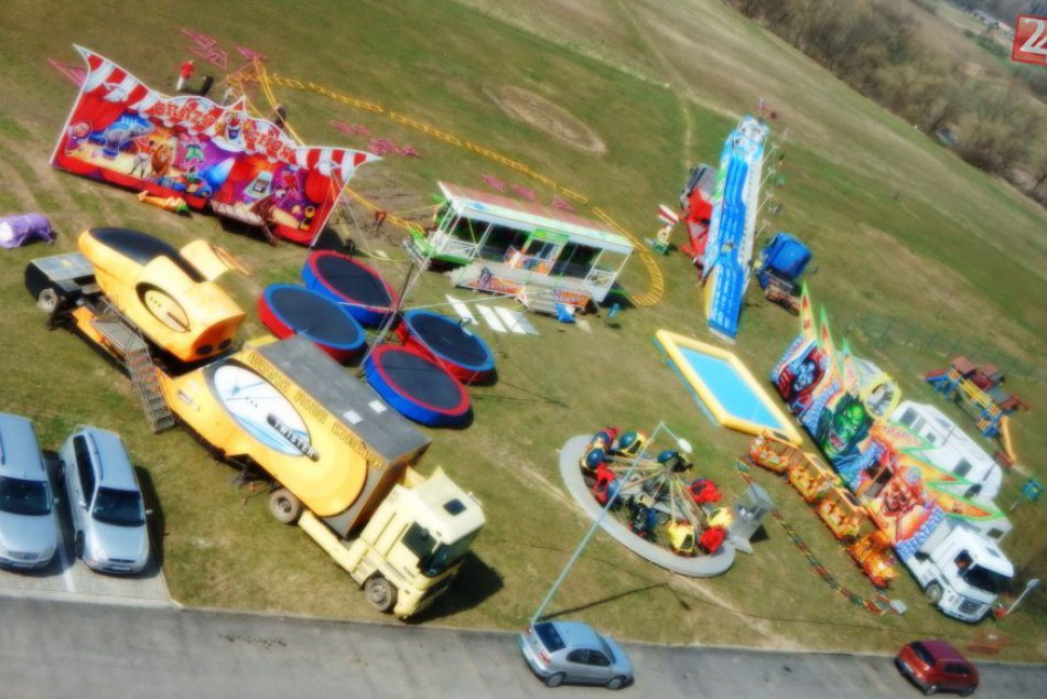 Po odchode kolotočov zo sídliska zostala poškodená trávnatá plocha