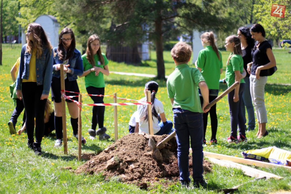 Žiaci bilingválnej školy majú v Kalvárii vlastný stromček