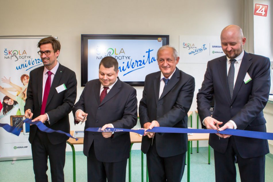 Prvá na Slovensku: UKF v Nitre získala tabletovú učebňu a veľký dotykový displej