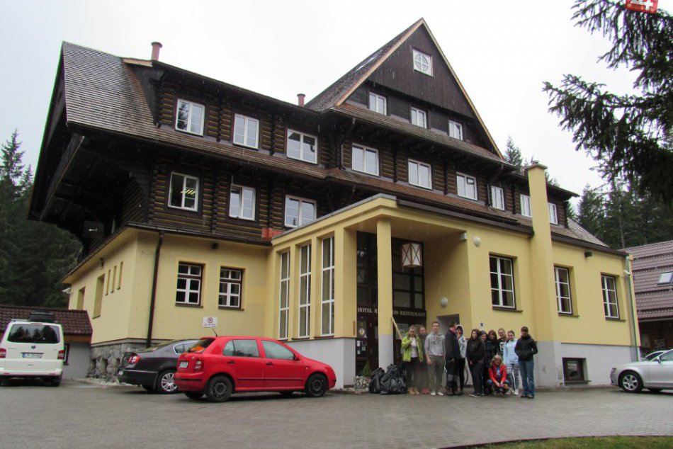 1. máj 2015: Žiaci evanjelickej školy zveľadili okolie Vrbického plesa