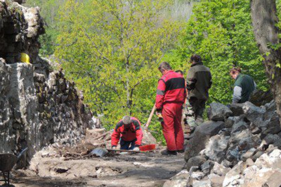 Za 15 dní spravia nezamestnaní taký kus práce, ako dobrovoľníci za rok