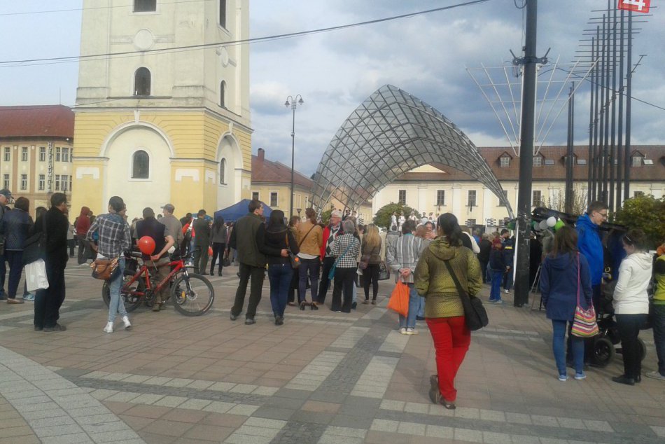 Stavanie mája v Brezne