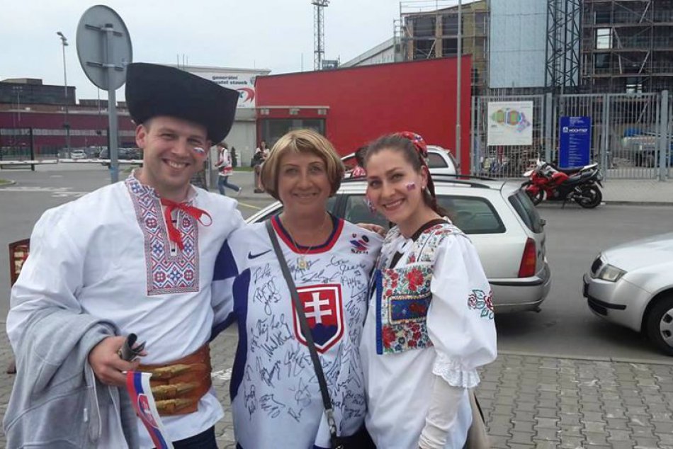 Folklórne odetý Uhrovič s partnerkou na tribúne: Reč hodili aj s pani Vůjtkovou