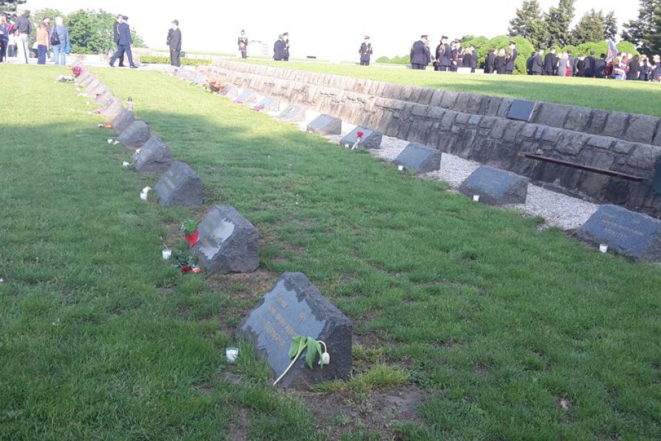 Zapaľovanie sviečok na Slavíne