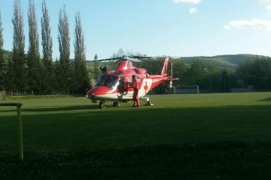 Leteckí záchranári prišli na pomoc chlapcovi (3): Pristáli na futbalovom ihrisku