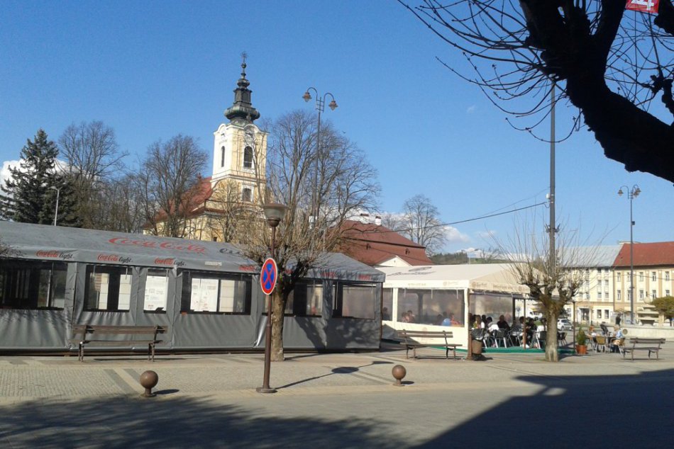 V centra Brezna už vyrástli letné terasy