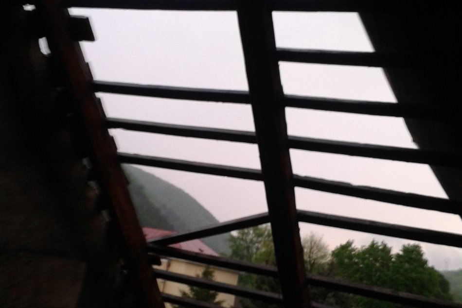 Poškodená strecha na MŠ v Bielom Potoku