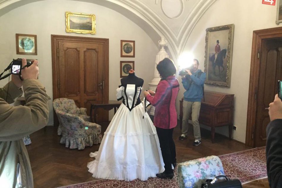 Presná replika korunovačnej róby kráľovnej Alžbety