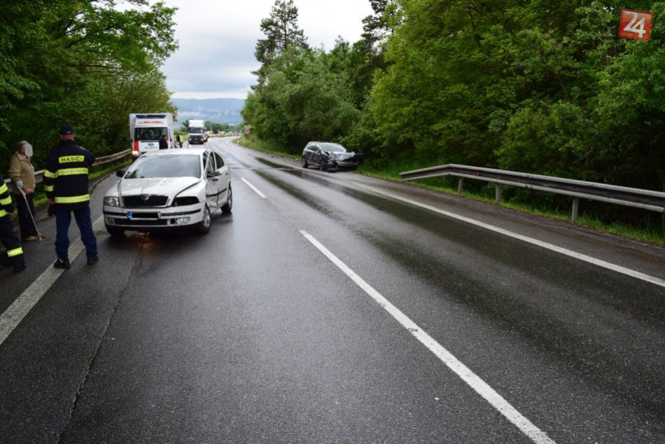 FOTO z miesta: Škoda sa otáčala na ceste, došlo k nehode