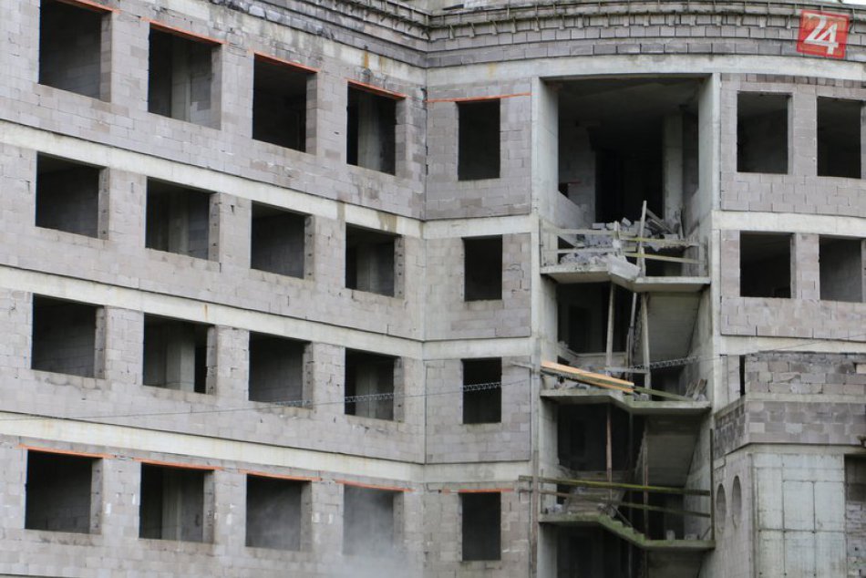 Takto vyzeralo odstraňovanie skeletu nedostavaného nemocničného pavilónu