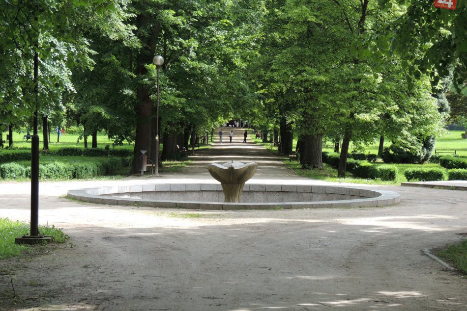 Pre žiarsky park sú typický lipy, ktoré lemujú jeho uličky
