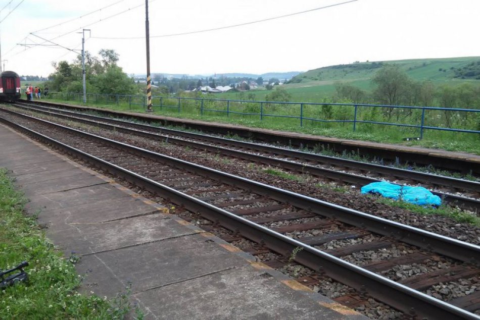 FOTO z tragédie: Rýchlik zrazil muža, zraneniam podľahol