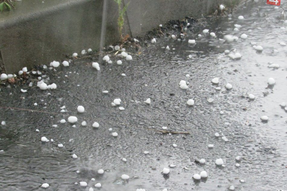 8. júna 2015: Na Mikuláš padali obrovské kusy ľadu