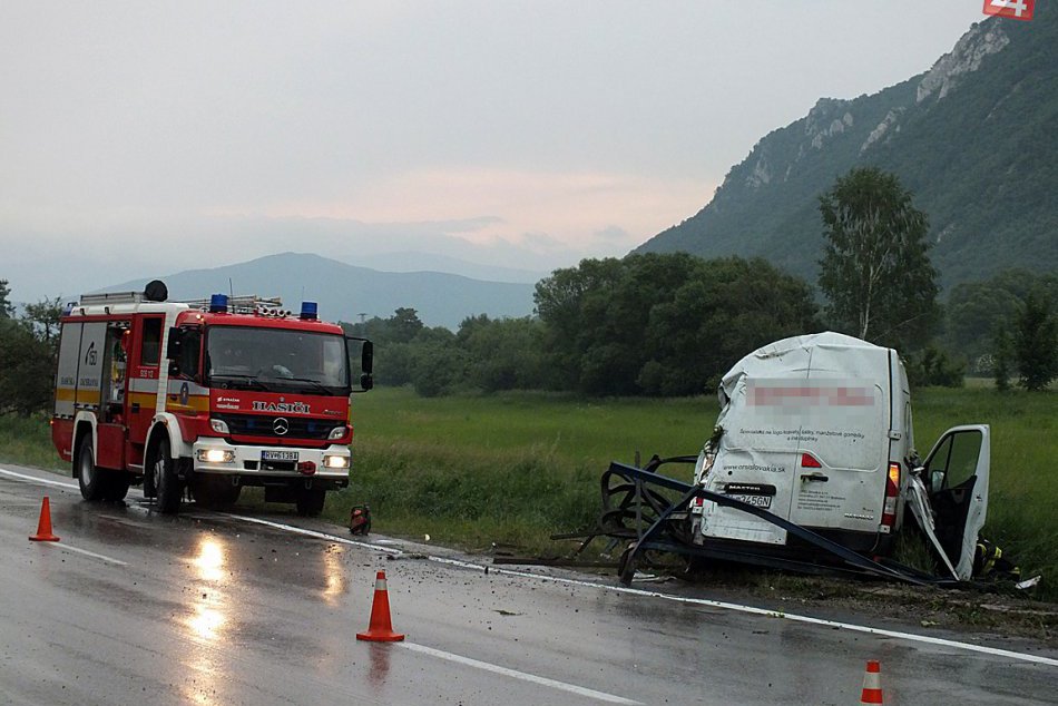 Dopravná nehoda dodávky medzi Brzotínom a Slavcom 8. jún 2015