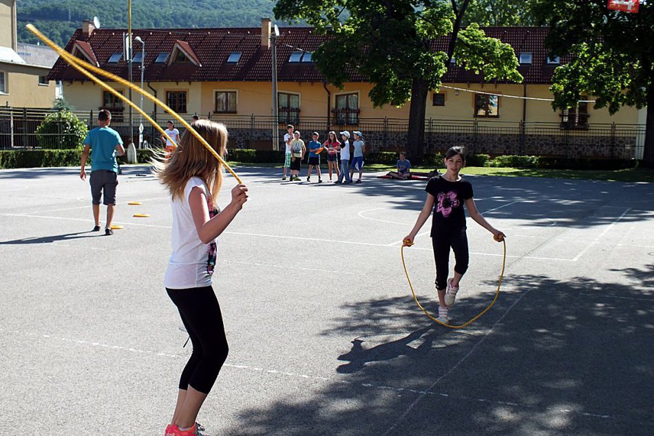 Obrazom: Športový deň na gympli a riaditeľský guláš