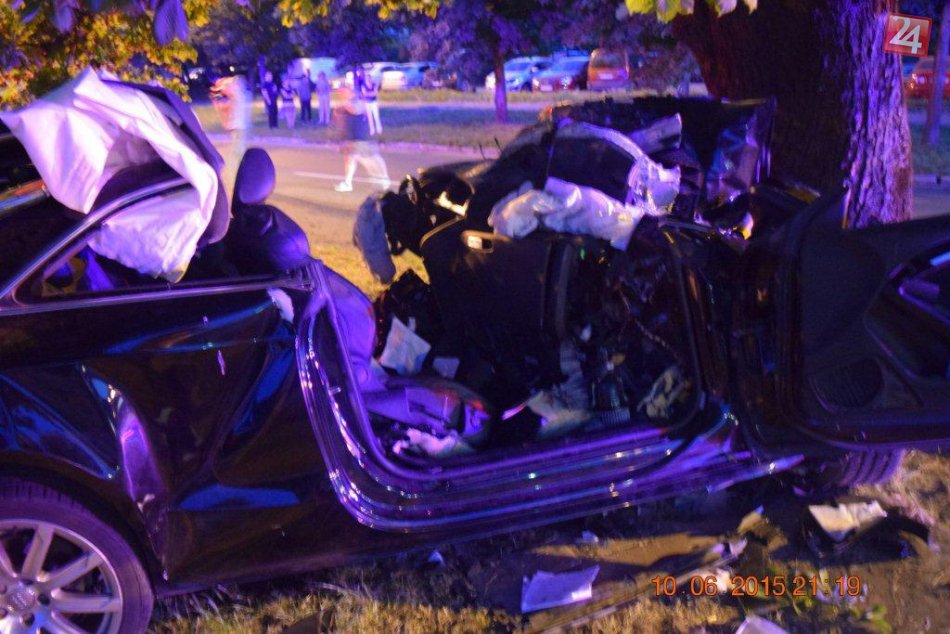 Hrozný pohľad: Po náraze do stromu zostala z auta kopa šrotu