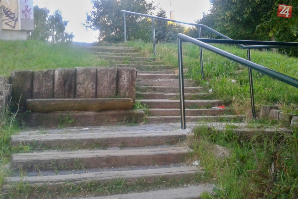 Schody na Klokočine opäť o čosi bezpečnejšie: Dostali nové zábradlie