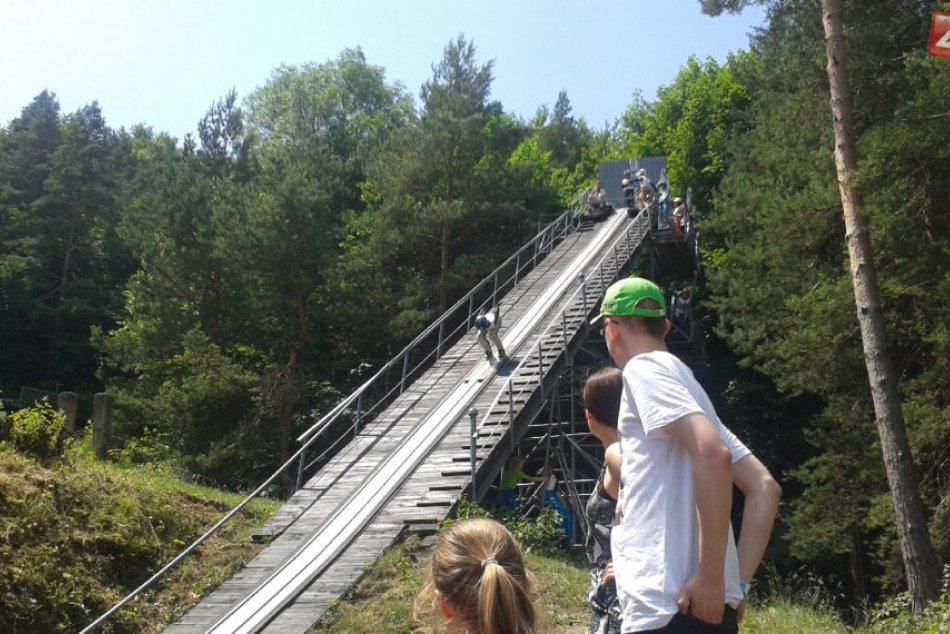 FOTO: V Bystrici sa predviedli skokani na lyžiach