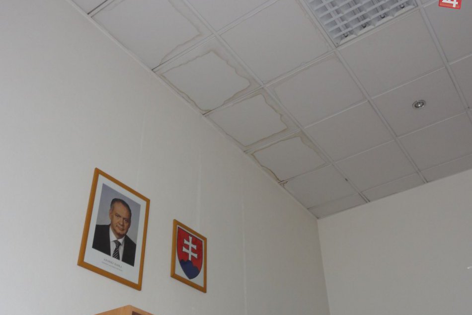 Zradila ju strecha: Riaditeľňa nemocnice počas búrky poriadne navlhla