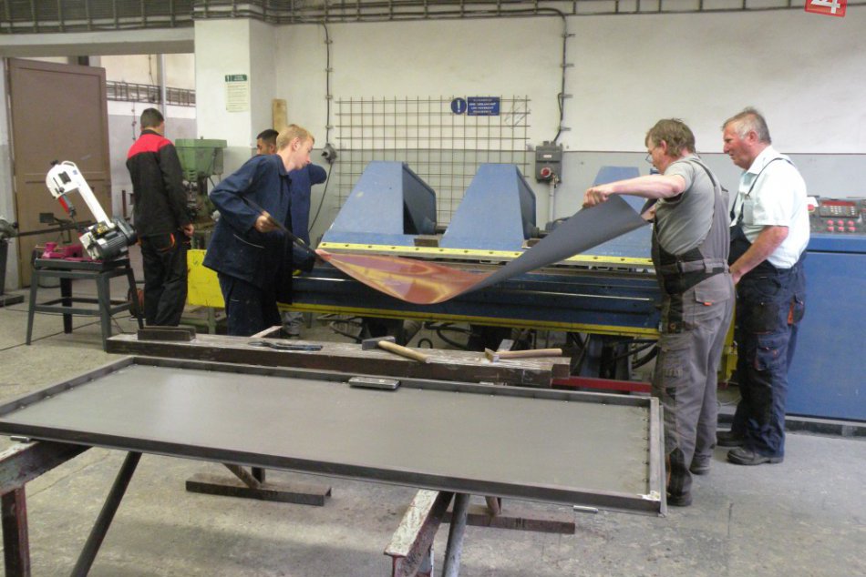 Mladí strojári vyrobili špeciálny stôl na celoslovenskú súťaž