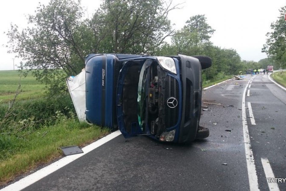 Zábery z miesta tragickej nehody: Vodič SUV náraz do druhého auta neprežil