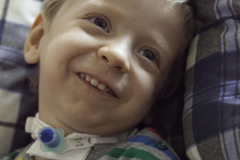 VIDEO: Tento ťažko chorý chlapec vás chytí za srdce.