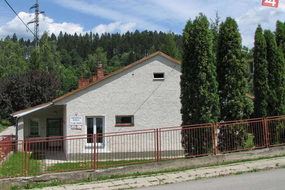 Pri škole v Trnovom by pomohlo parkovisko