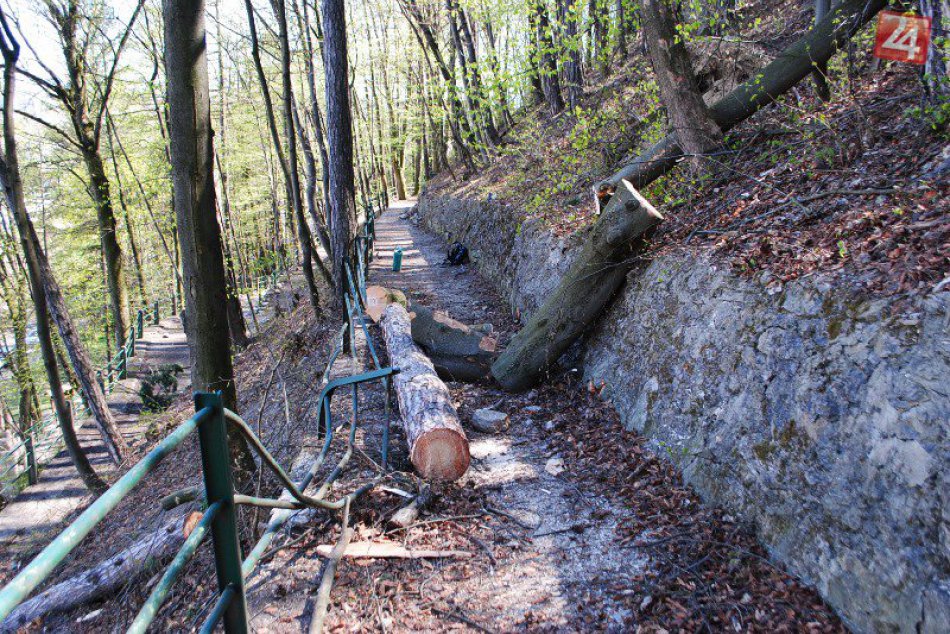 FOTO: Po silnom vetre zostali na Urpíne zničené chodníky aj zábradlia