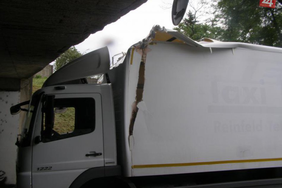 Zasekol sa pod mostom: Muža za volantom kamióna zachraňovali hasiči. FOTO!