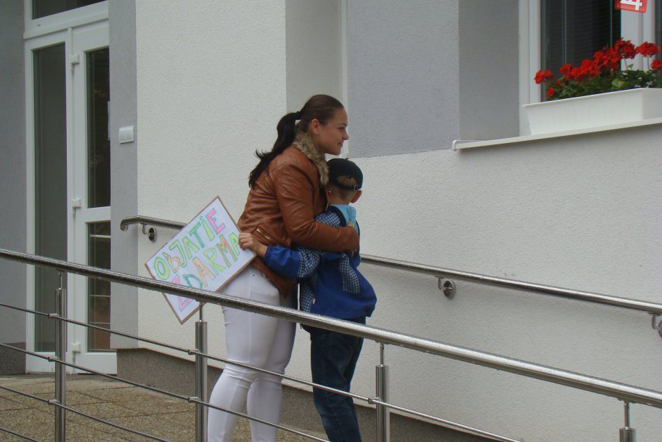 FOTO: V Michalovciach sa objímalo o sto šesť