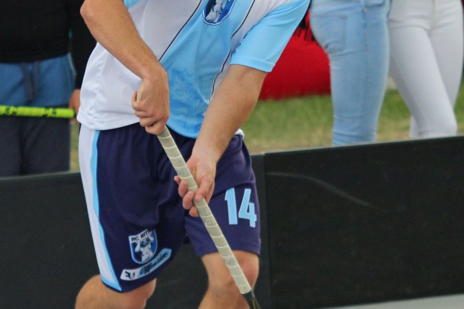 Zaujímavá akcia HK Nitra: Hokejisti si zmerali sily s florbalistami