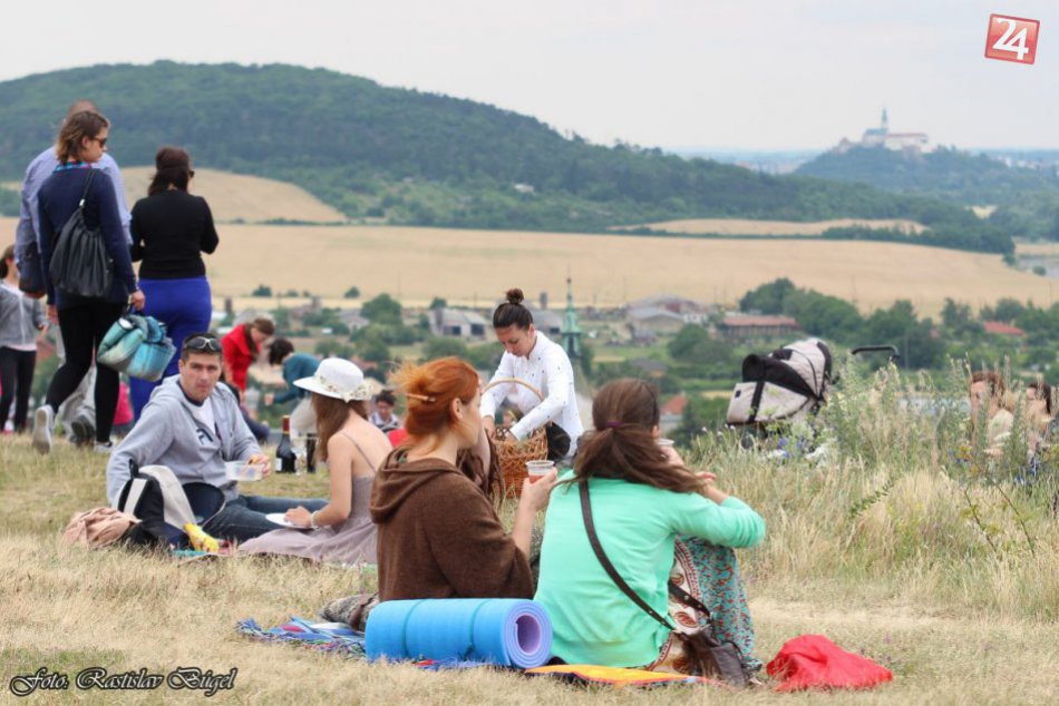 Piknik pri Dražovskom kostolíku: Raňajky v tráve prilákali stovky ľudí