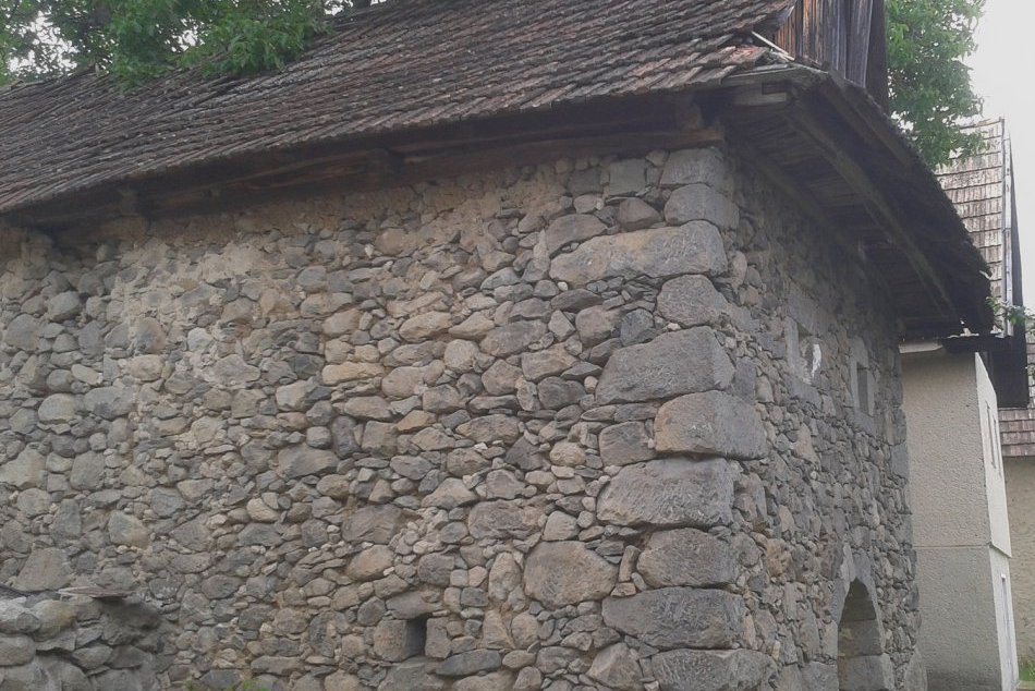 Svojrázna dedinka ponúka vínne pivnice i alternatívnu turistiku