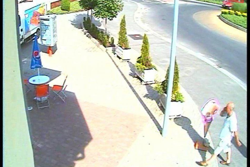 Z auta niekto ukradol viac ako 2000 eur: Polícia má podozrivých na záberoch