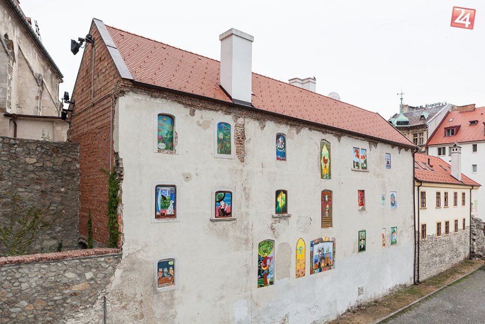 Chátrajúcu budovu pri Dóme opäť rozžiarili maľby