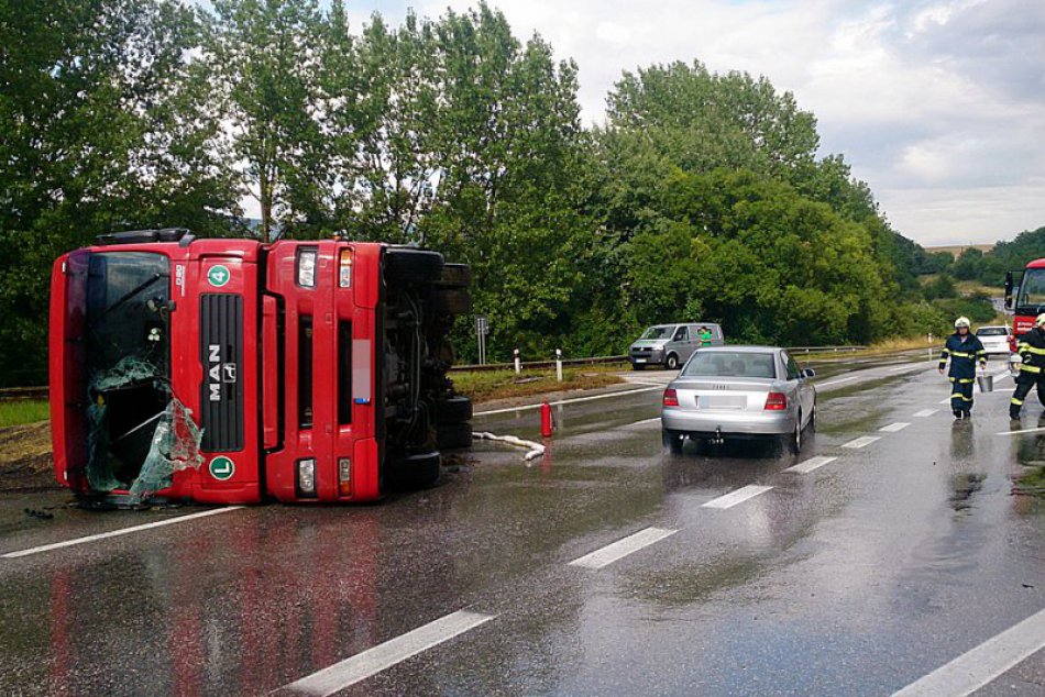 Dopravná nehoda nákladného vozidla neďaleko Rožňavy