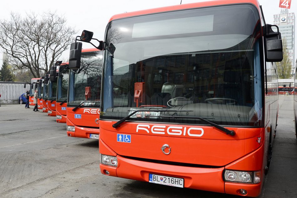 Zatvorené letiská, vlaky a autobusy jazdia len po hranice