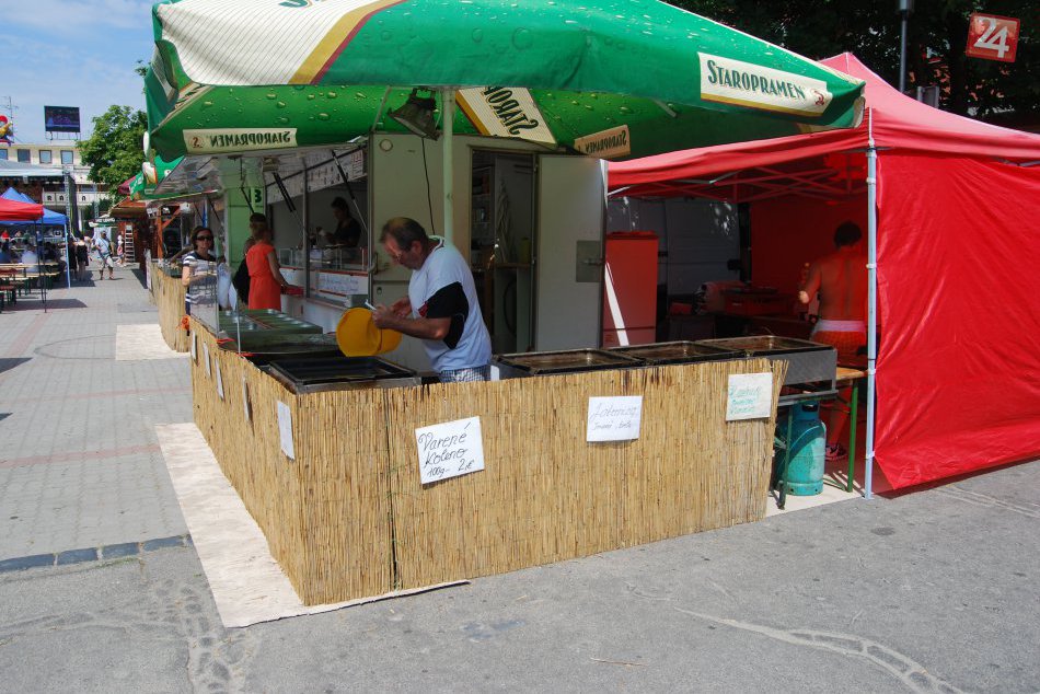 Tradičný Novozámocký jarmok odštartoval: Porciunkula v Zámkoch. FOTO