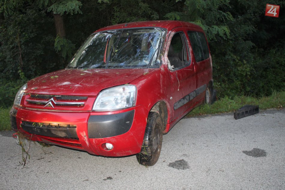 Vozidlo skončilo v miestnom potoku: Vodiča ratovala záchranka!