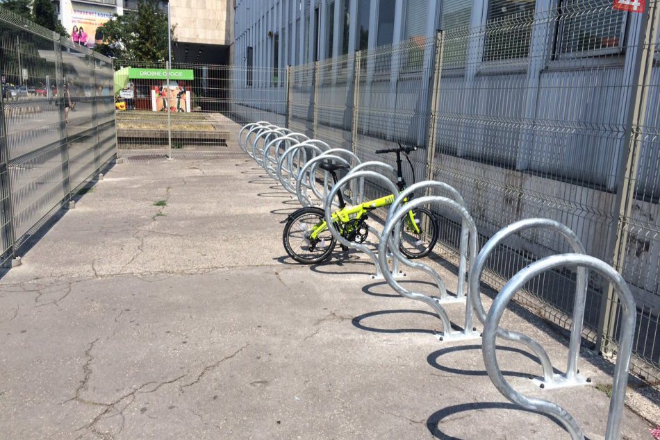 Nové stojany na bicykle