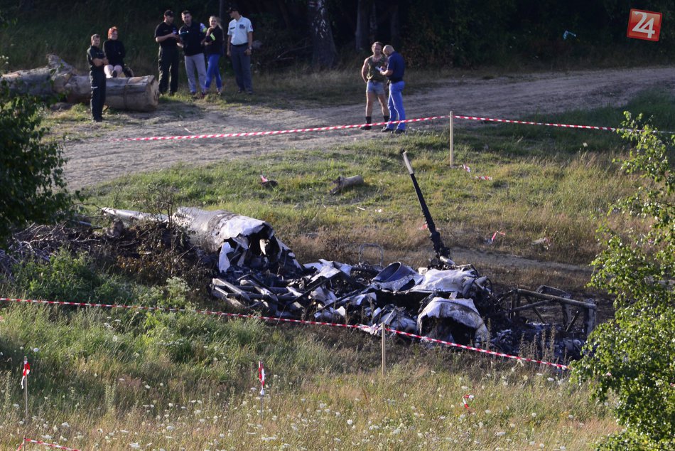 Vyšetrovanie pádu vrtuľníka bude pokračovať dnes. Na mieste nešťastia už bol aj 