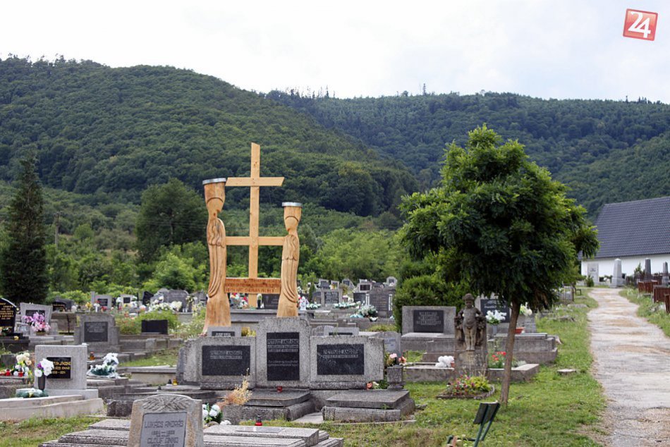 Stromy zmenil šikovný rezbár na anjelov