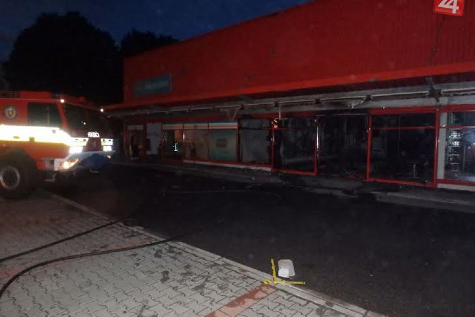 FOTO: V obchodnom centre museli bojovať s požiarom