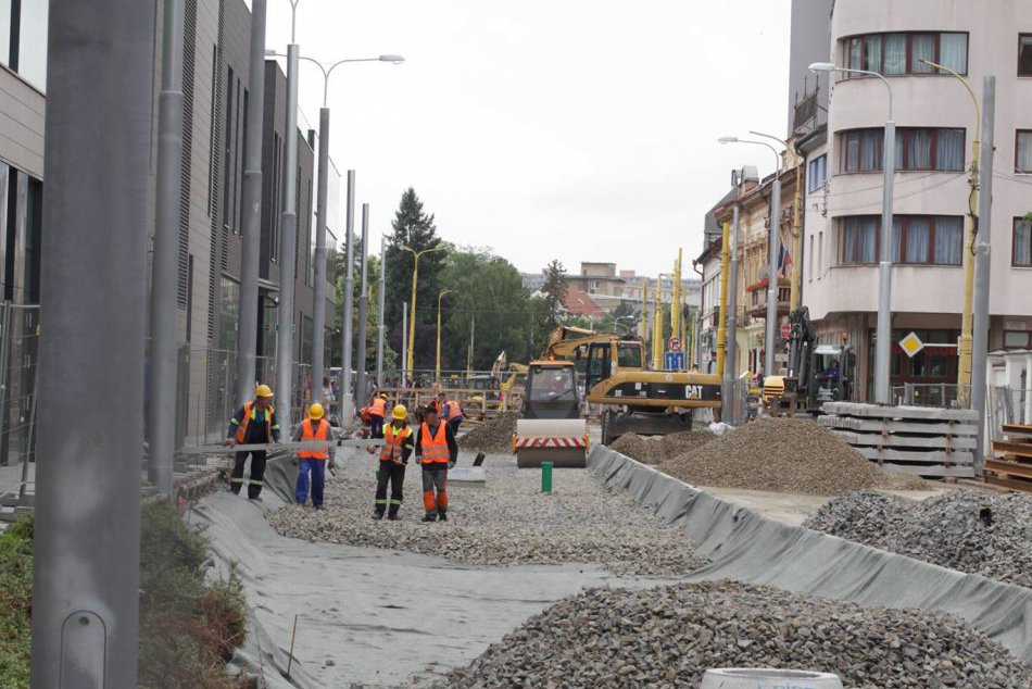 FOTO: Pri košickom obchoďáku sa objavil muž na gondole!